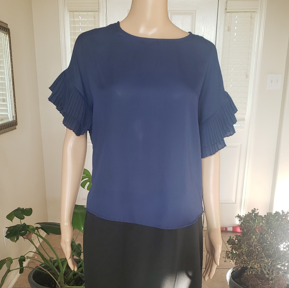Day G L tiered accordian ruffle sleeve flowy scoop neck keyhole back
